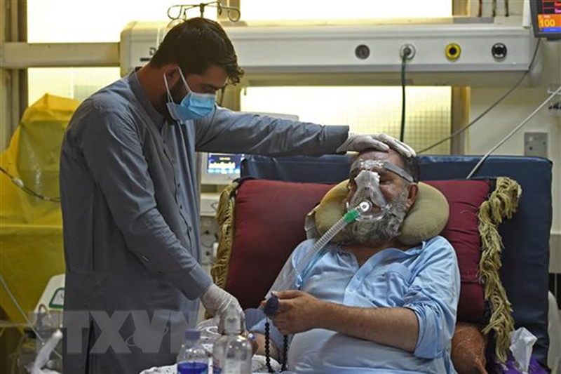 Điều trị cho bệnh nhân nhiễm COVID-19 tại một bệnh viện ở Kabul, Afghanistan. (Ảnh: AFP/TTXVN)