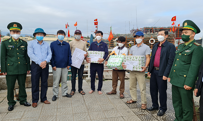 Lãnh đạo Sở Nông nghiệp-PTNT và các thành viên trong đoàn tặng quà cho bà con ngư dân tại xã Bảo Ninh (TP. Đồng Hới). 