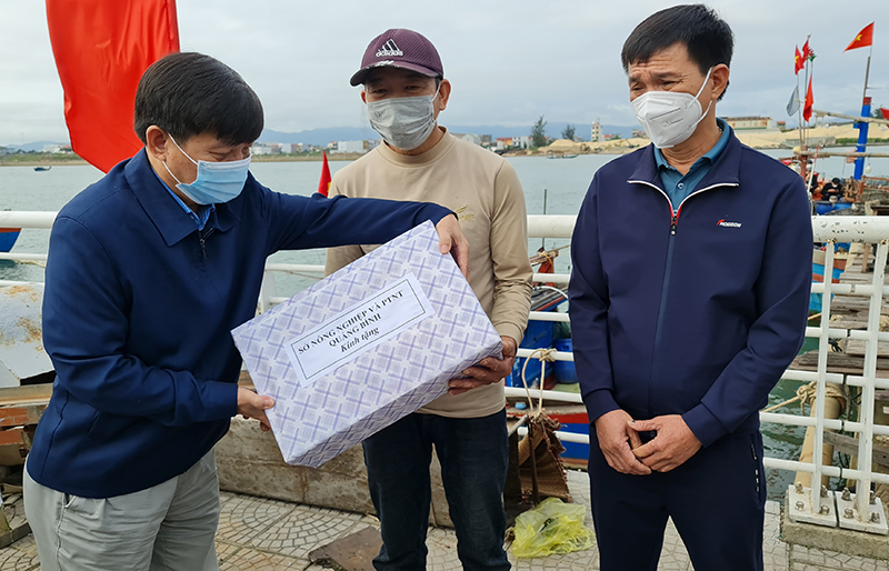 Lãnh đạo Sở Nông nghiệp-PTNT  tặng quà cho bà con ngư dân tại xã Bảo Ninh (TP. Đồng Hới). 