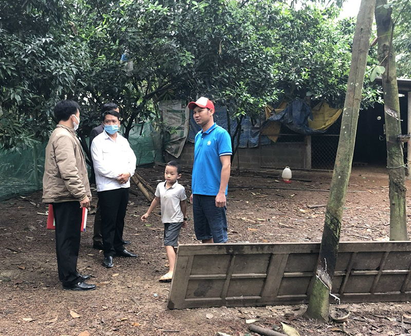 Cơ quan chức năng kiểm tra tình hình dịch cúm gia cầm tại trang trại ông Ngô Minh Linh.