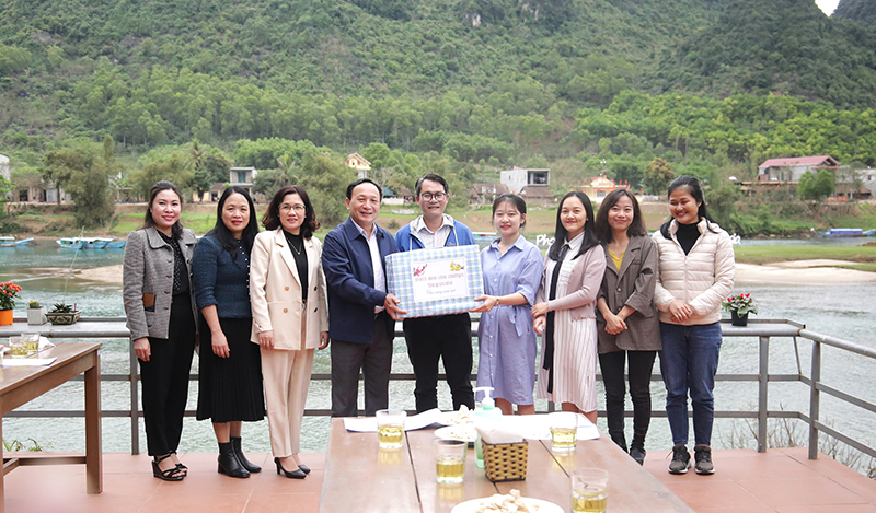 Đồng chí Phó Bí thư Thường trực Tỉnh ủy Trần Hải Châu và các thành viên đoàn công tác tặng quà Oxalis.