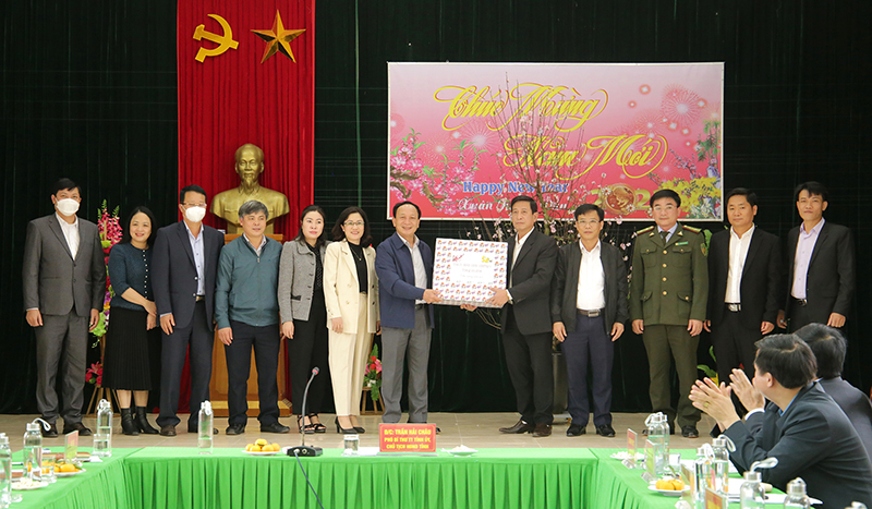 Đồng chí Phó Bí thư Thường trực Tỉnh ủy Trần Hải Châu và các thành viên đoàn công tác tặng quà BQL VQG PN-KB.