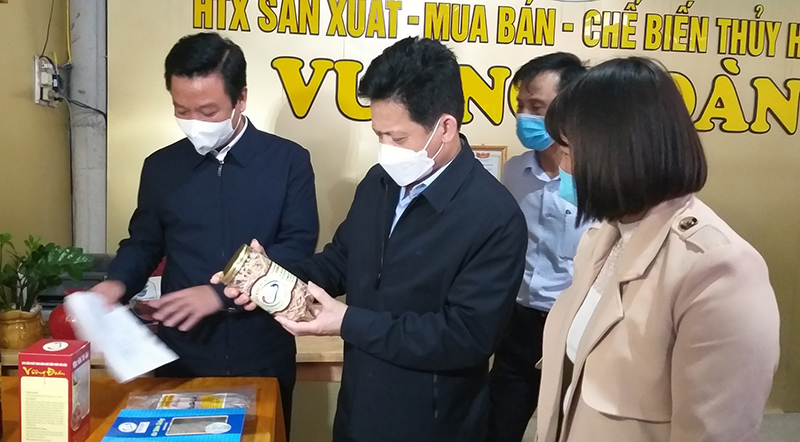 Đồng chí Trưởng ban Dân vận Tỉnh ủy Lê Văn Bảo thăm HTX sản xuất, mua bán, chế biến thủy hải sản Vương Đoàn.