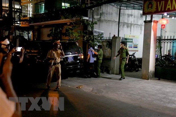 Dẫn giải một bị can sau khi bị khởi tố lên xe của Cơ quan Cảnh sát điều tra Bộ Công an. (Ảnh: Nguyễn Thanh/TTXVN)