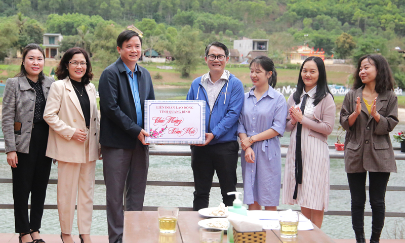 Lãnh đạo LĐLĐ tỉnh tặng quà động viên Công ty TNHH MTV Chua Me Đất ra quân hoạt động kinh doanh sau Tết Nguyên đán Nhâm Dần. 