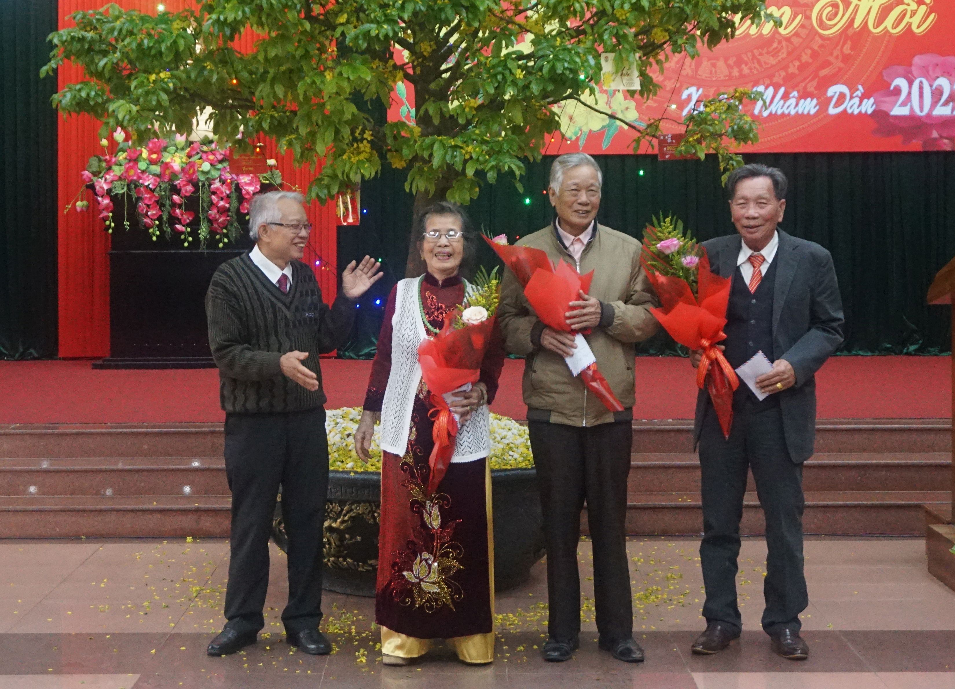Hội Tình nghĩa hưu trí UBND tỉnh tặng hoa, chúc thọ các hội viên cao tuổi.