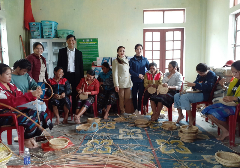 Tổ chức đào tạo nghề đan lát thủ công truyền thống của đồng bào Vân Kiều tại xã Kim Thủy (Lệ Thủy).