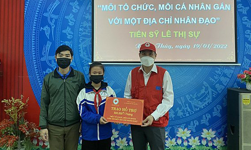  Em Võ Trần Minh Nguyệt, Trường THCS Xuân Thủy (Lệ Thủy) nhận số tiền hỗ trợ từ các nhà hảo tâm.