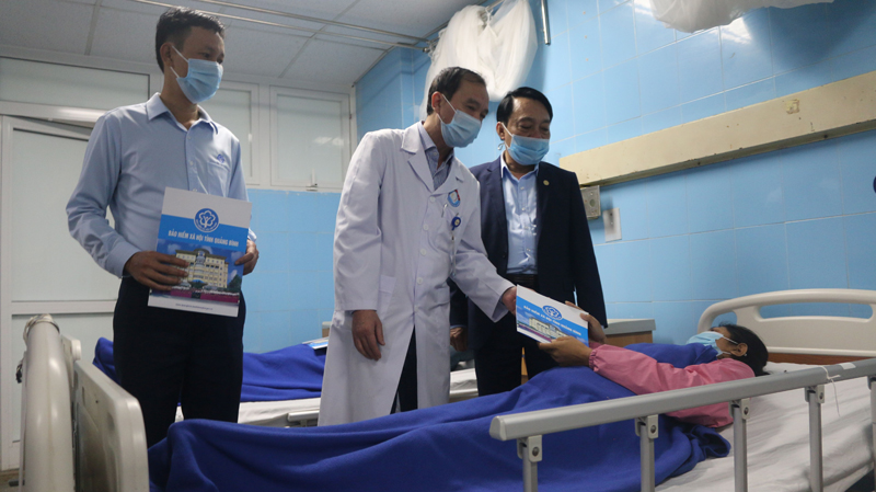 Lãnh đạo BHXH tỉnh thăm, tặng quà các bệnh nhân BHYT đang điều trị ở Bệnh viện hữu nghị Việt Nam-Cuba Đồng Hới.