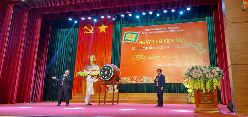 Hội viên Hội VHNT trình bày tác phẩm thơ “Nam Quốc Sơn Hà” của Lý Thường Kiệt. 