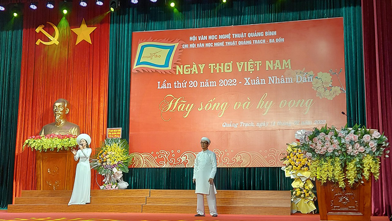 Hội viên Hội VHNT trình bày tác phẩm thơ “Nguyên Tiêu” của Chủ tịch Hồ Chí Minh.