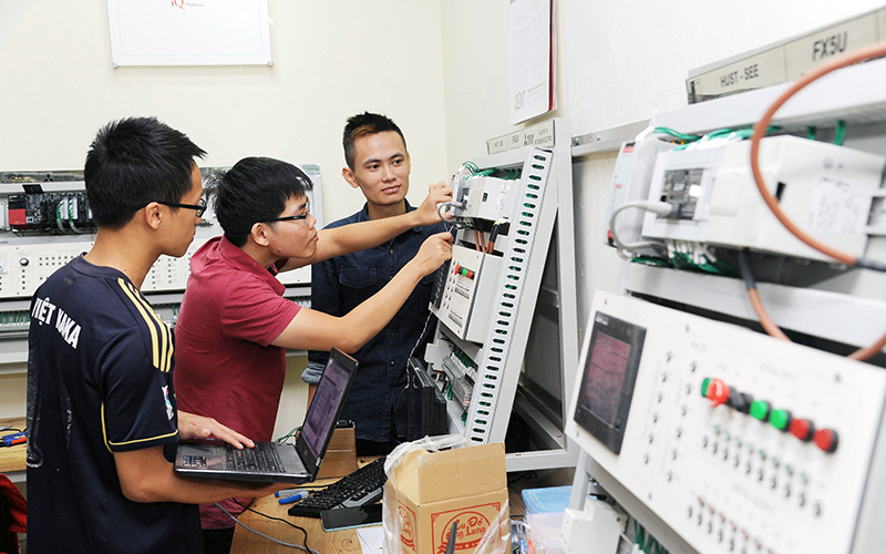 Sinh viên Trường đại học Bách khoa Hà Nội trong giờ thực hành tại phòng thí nghiệm (ảnh chụp trước ngày 27/4/2021). (Ảnh QUANG MINH) 