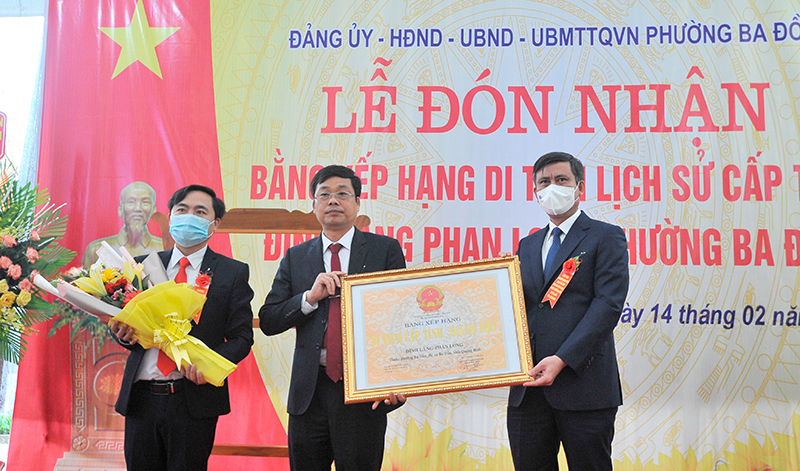 Đồng chí Trần Thắng trao bằng xếp hạng di tích cấp tỉnh đình làng Phan Long cho địa phương