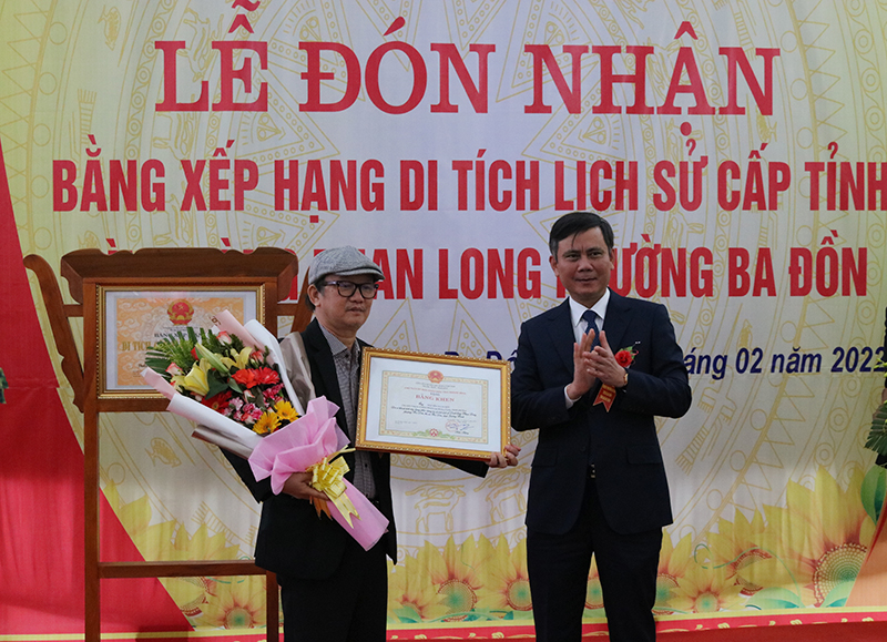 Đồng chí Chủ tịch UBND tỉnh trao bằng khen cho ông Nguyễn Xuân Đức, người có công lớn trong việc xây dựng lại đình làng Phan Long