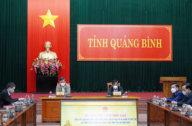 Đồng chí Chủ tịch UBND tỉnh Trần Thắng và Phó Chủ tịch Thường trực UBND tỉnh Đoàn Ngọc Lâm dự hội nghị tại điểm cầu Quảng Bình.