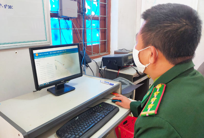 Cán bộ trạm kiểm soát Trạm kiểm soát Biên phòng Gianh cập nhật thông tin và vị trí tàu bị nạn.
