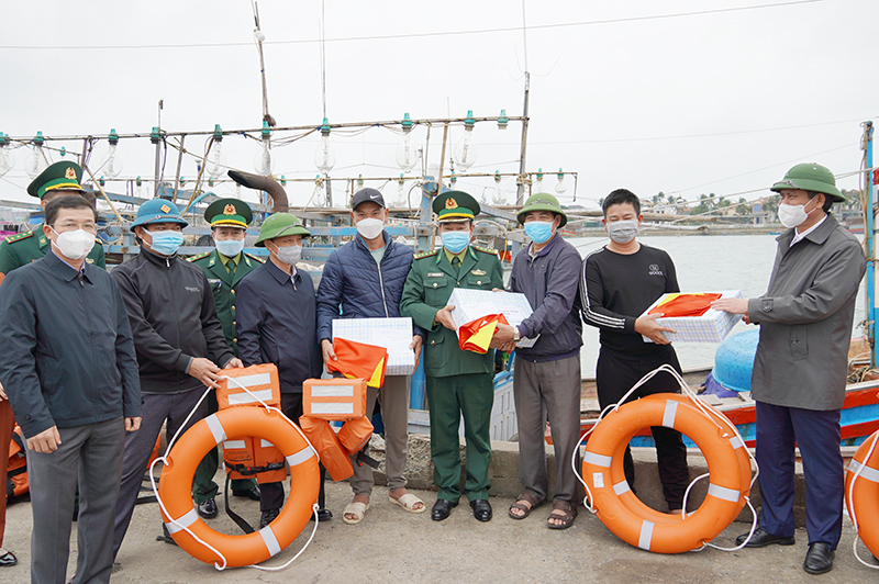 Đồng chí Chủ tịch UBND tỉnh Trần Thắng và lãnh đạo các sở, ngành chức năng tặng quà, chúc ngư dân có chuyến đi biển đầu xuân thắng lợi.