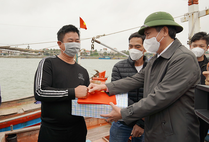 Đồng chí Chủ tịch UBND tỉnh Trần Thắng  tặng quà, động viên ngư dân.