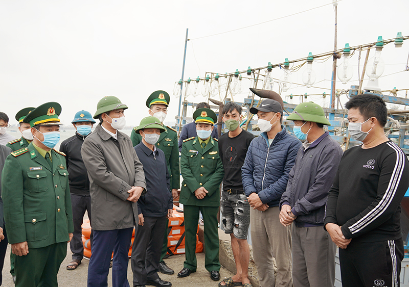 Đồng chí Chủ tịch UBND tỉnh Trần Thắng thăm hỏi công tác chuẩn bị cho chuyến đi biển của ngư dân.