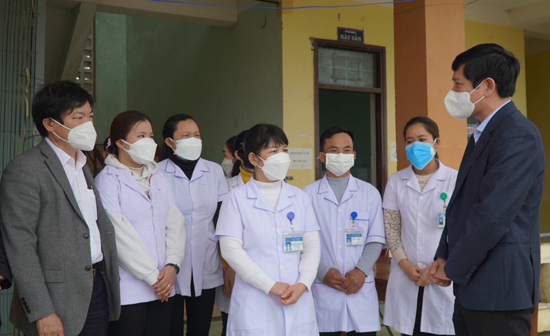 Đồng chí Phó Chủ tịch UBND tỉnh Hồ An Phong thăm hỏi, động viên cán bộ Trạm y tế xã Liên Thủy.