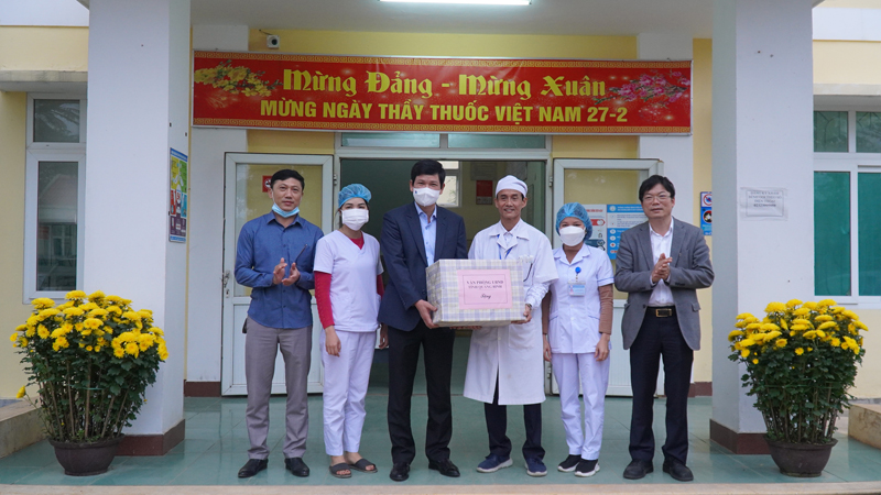 Đồng chí Phó Chủ tịch UBND tỉnh Hồ An Phong tặng quà Phòng khám đa khoa khu vực Lệ Ninh. 
