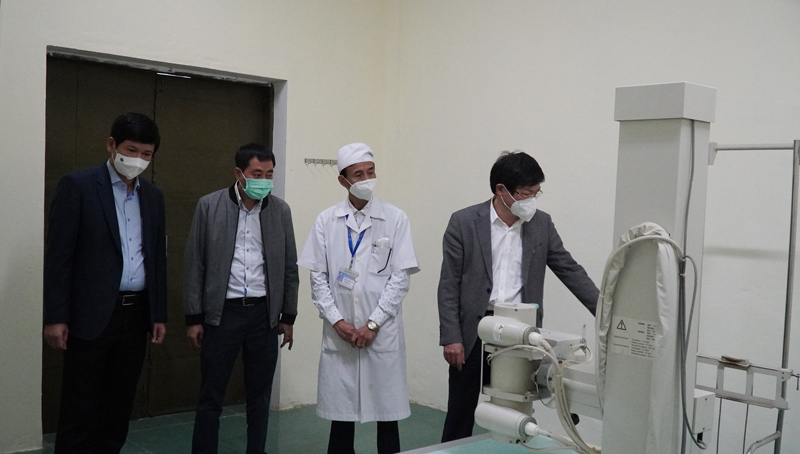 Kiểm tra trang thiết bị máy móc y tế của Phòng khám khu vực Lệ Ninh.
