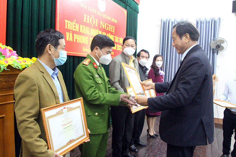 Ông Nguyễn Văn Thìn, Chủ tịch HLG tỉnh trao giấy khen cho các tập thể, cá nhân có nhiều thành tích xuất sắc trong công tác TTPBGDPL năm 2021.