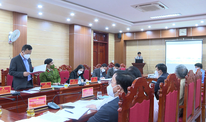 Ứng cử viên báo cáo CTHĐ trước Thường trực và Ban Thường vụ Huyện ủy Tuyên Hóa.