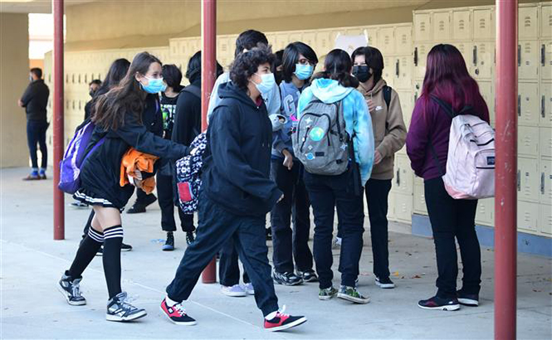 Học sinh đeo khẩu trang đến trường tại Los Angeles, bang California, Mỹ ngày 11/1/2022. Ảnh: AFP/TTXVN