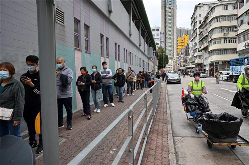 Người dân xếp hàng chờ xét nghiệm COVID-19 tại Hong Kong, Trung Quốc, ngày 8/2/2022. Ảnh: AFP/TTXVN