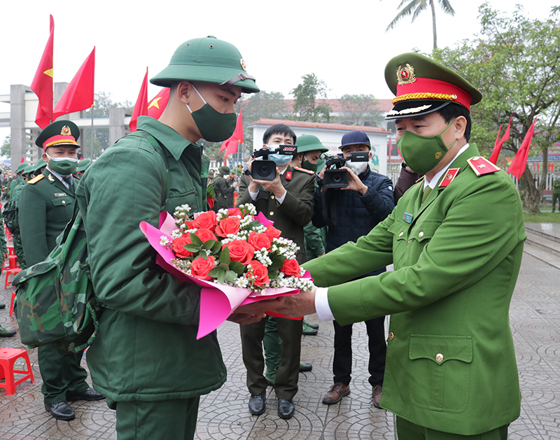 Ủy viên Ban Chấp hành Trung ương Đảng, Thứ trưởng Bộ Công an Thiếu tướng Lê Quốc Hùng tặng hoa động viên các tân binh.