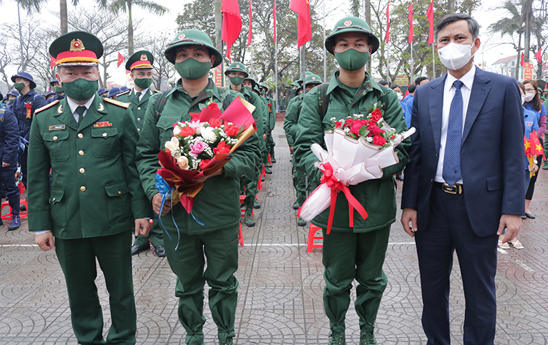 Đồng chí Phó Bí thư Tỉnh ủy, Chủ tịch UBND tỉnh Trần Thắng tặng hoa động viên các tân binh. 