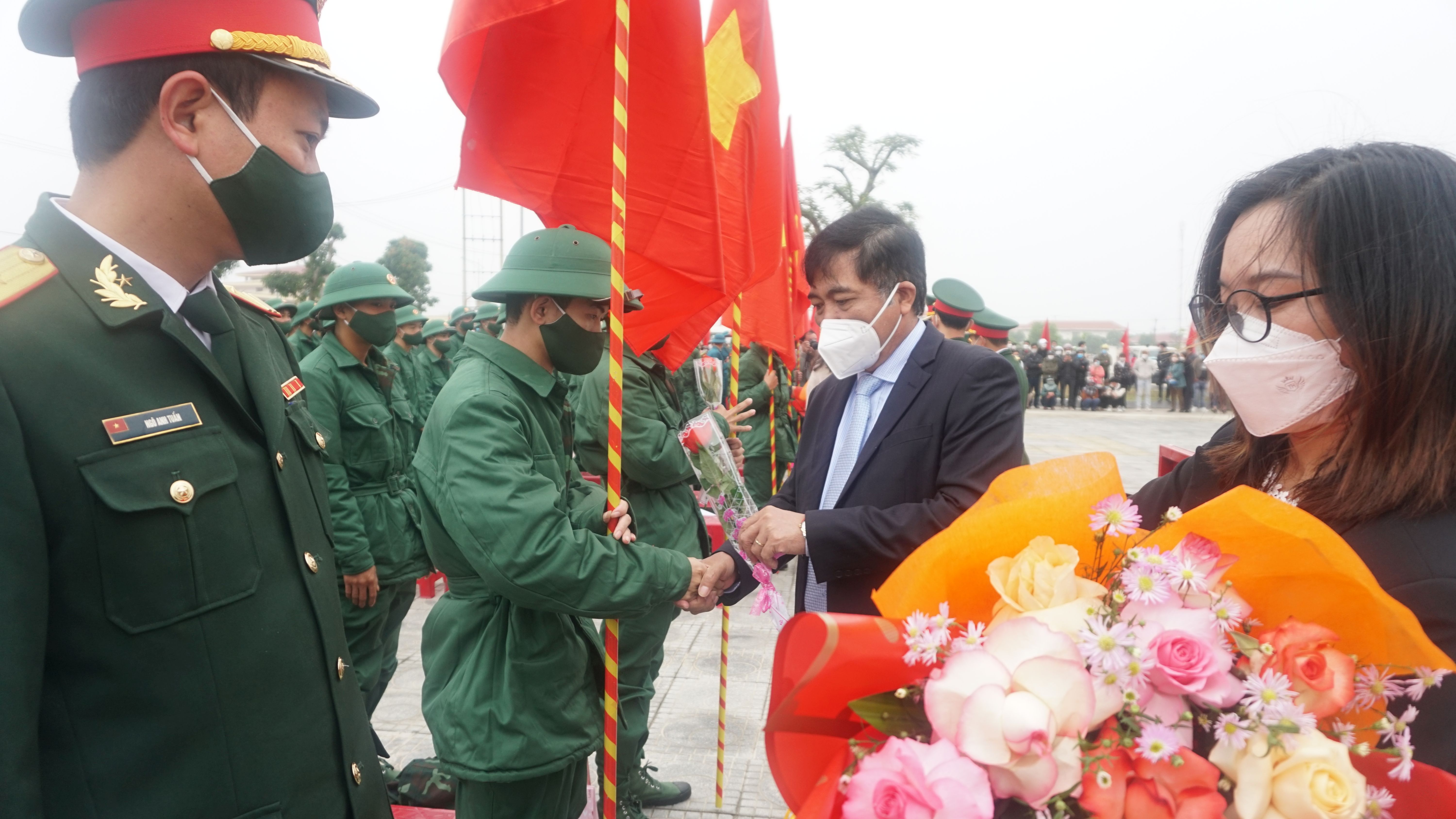 : Đồng chí Đoàn Ngọc Lâm, Ủy viên Ban Thường vụ Tỉnh ủy, Phó Chủ Thường trực UBND tỉnh tặng hoa cho các tân binh.