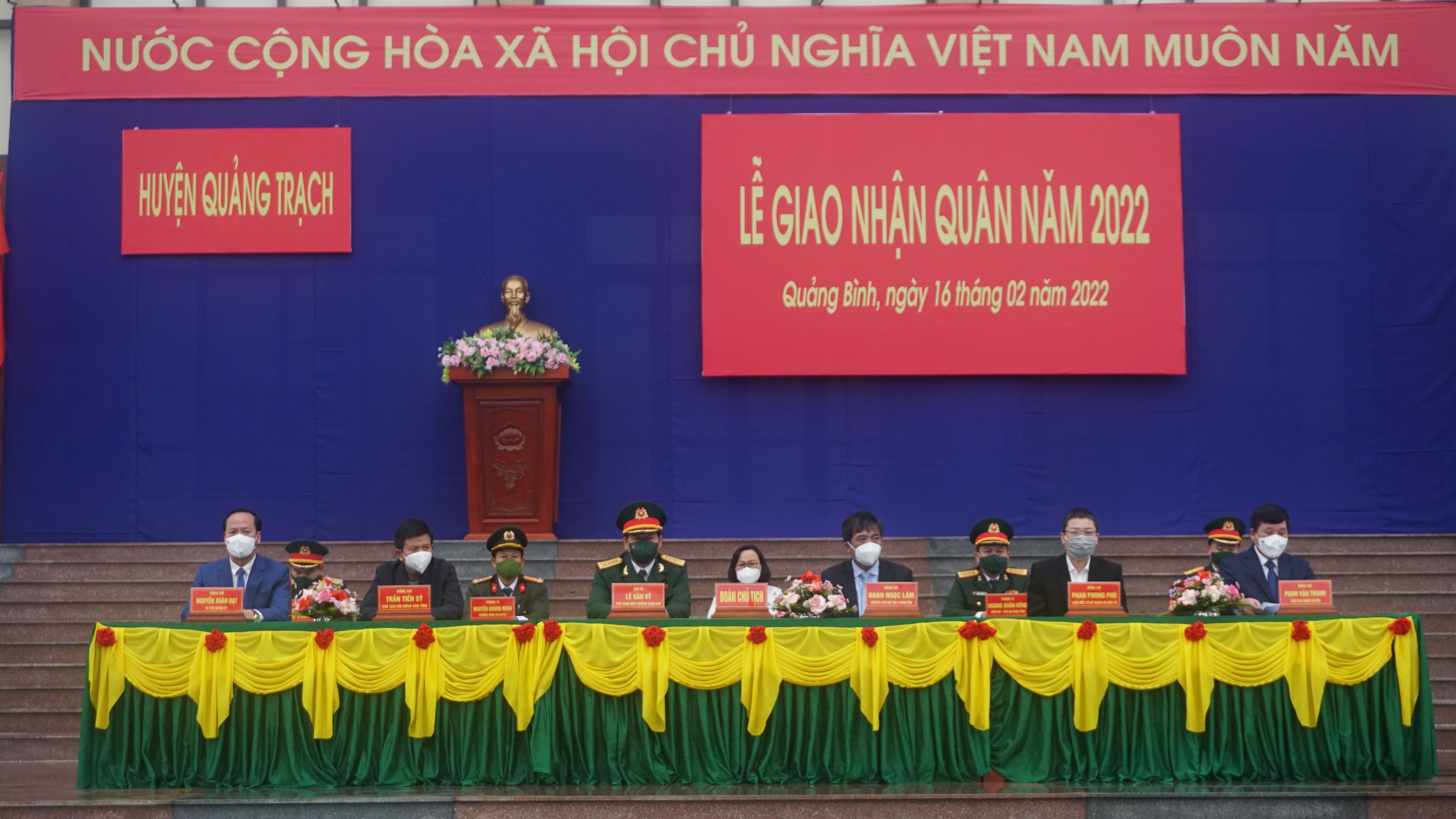 Các đại biểu tham dự lễ giao nhận quân tại huyện Quảng Trạch.