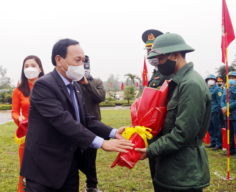 Đồng chí Phó Bí thư Thường trực Tỉnh ủy Trần Hải Châu tặng hoa chúc mừng tân binh lên đường nhập ngũ.