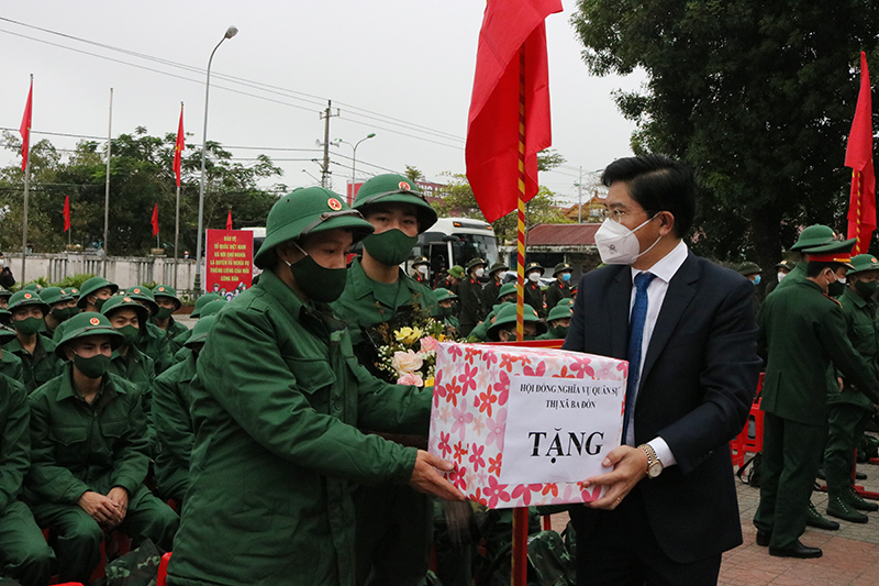 Đồng chí Trương An Ninh  tặng hoa chúc mừng tân binh lên đường nhập ngũ năm 2022.