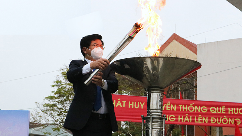 Đồng chí Bí thư Thị ủy Ba Đồn đốt đuốc truyền thống ngày lễ giao nhận quân 2022