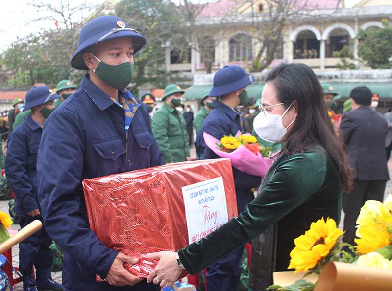 Đồng chí Phạm Thị Hân, Chủ tịch Ủy ban MTTQ Việt Nam tỉnh tặng hoa, quà cho các tân binh lên đường làm nhiệm vụ.