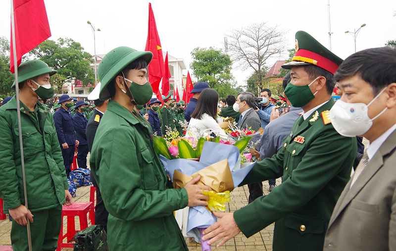 Thượng tá Đoàn Sinh Hòa, UVTVTU, Chỉ huy trưởng Bộ CHQS tỉnh động viên thanh niên lên đường nhập ngũ