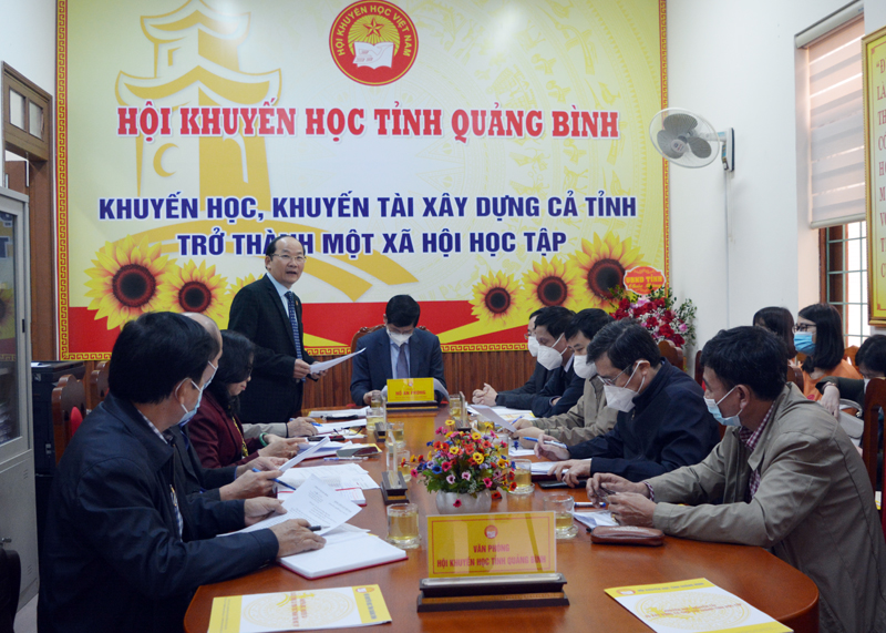 Đồng chí Trần Xuân Vinh, Chủ tịch Hội Khuyến học tỉnh trao đổi ý kiến với các cơ quan truyền thông.