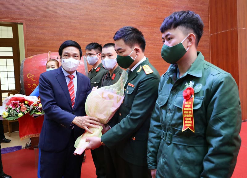 Đồng chí Phó Chủ tịch Thường trực HĐND tỉnh Nguyễn Công Huấn tặng hoa chúc mừng các tân binh huyện Minh Hóa tại buổi lễ.