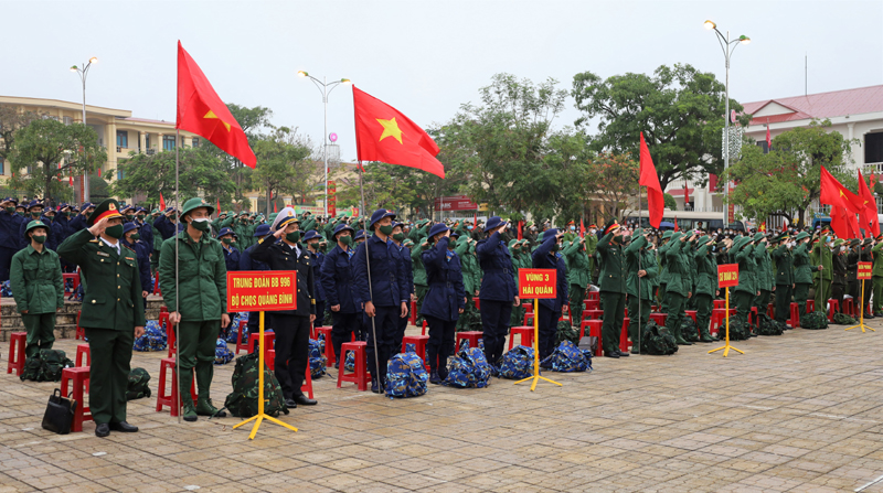 Các tân binh huyện Quảng Ninh hăng hái, sẵn sàng lên đường nhập ngũ.