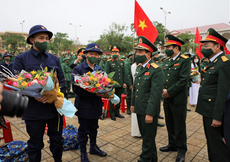 Đại diện các đơn vị nhận quân tặng hoa chúc mừng các tân binh.