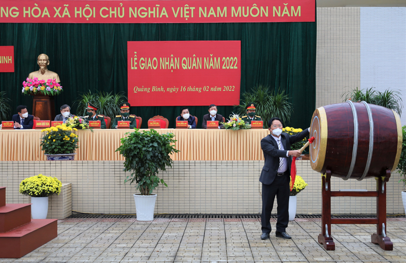 Chủ tịch Hội đồng nghĩa vụ quân sự huyện Quảng Ninh đánh trống mở hội giao nhận quân.