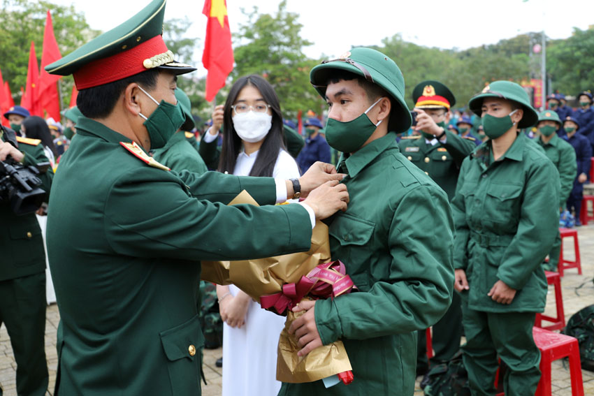 Trung tướng Nguyễn Doãn Anh, Tư lệnh Quân khu 4 chỉnh đốn quân tư trang cho tân binh trước lúc lên đường làm nhiệm vụ