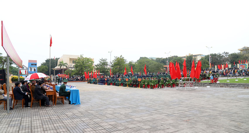 Quang cảnh lễ giao nhận quân tại huyện Quảng Ninh
