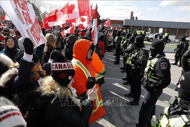 Người dân tuần hành phản đối biện pháp phòng chống COVID-19 ở Ontario, Canada ngày 12/2/2022. Ảnh: AFP/TTXVN