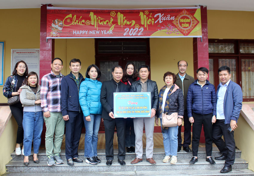Hỗ trợ sổ tiết kiệm cho gia đình Thẩm phán Trương Quốc Hoàn tại TAND huyện Minh Hóa