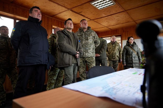 Tổng thống Ukraine Volodymyr Zelenskiy thị sát cuộc tập trận. (Nguồn: Reuters)