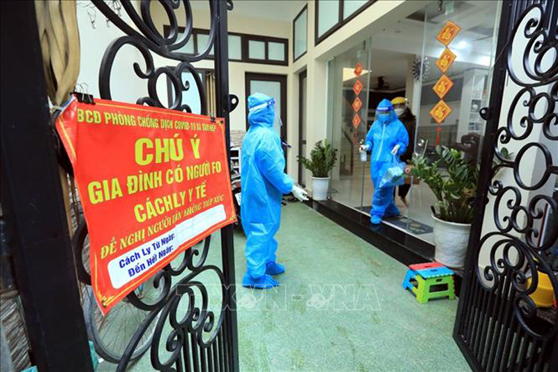 Nhân viên y tế đến theo dõi, điều trị F0 tại nhà xã Tam Hiệp, huyện Thanh Trì (Hà Nội). Ảnh: Tuấn Anh/TTXVN
